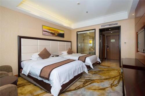 a hotel room with two beds in a room at Vienna International Hotel - Shanghai World Expo Garden in Shanghai