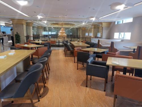 a restaurant with tables and chairs and a pool table at Vienna International Hotel - Shanghai World Expo Garden in Shanghai