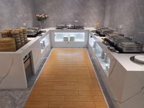 a kitchen with a counter with cars on it at Vienna International Hotel - Shanghai World Expo Garden in Shanghai