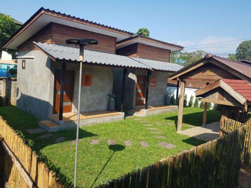 Κήπος έξω από το Kedthawa Homestay เฮือนภูผา