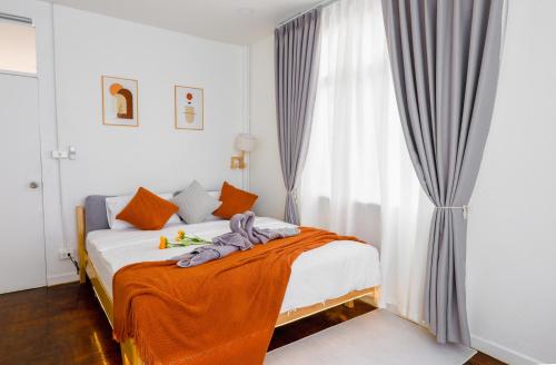 Giường trong phòng chung tại Ratchada Retreat Bespoke Urban Villa 3