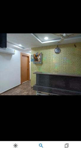 een kamer met een aanrecht en een groene muur bij HOTEL GLOBLE in Vadodara