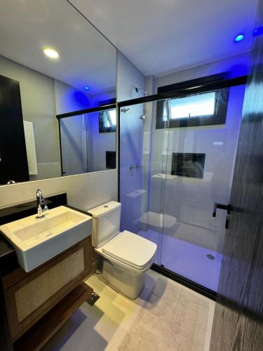 a bathroom with a toilet and a sink and a shower at Apartamento studio novo e completo em Praia do Forte! 900m da Vila! in Praia do Forte