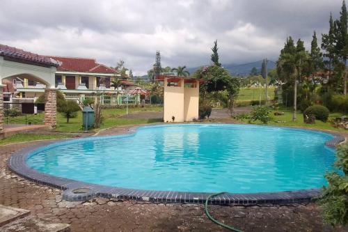 A piscina localizada em Family villa di kaki gunung gede ou nos arredores