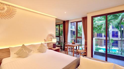 Postel nebo postele na pokoji v ubytování The Marin Phuket Kamala Beach