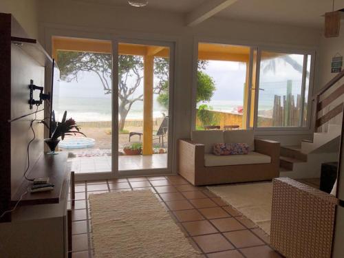 sala de estar con vistas al océano en Casa Florianópolis, en Florianópolis