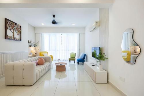 een witte woonkamer met een witte bank en stoelen bij Jazz Service Suite Penang in Tanjong Tokong