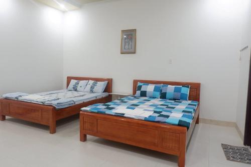 dos camas sentadas una al lado de la otra en una habitación en Khách sạn Hương Sen Sa Dec en Sa Ðéc