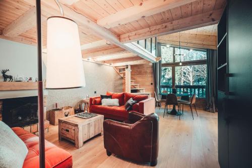 un salon avec un canapé et une table dans l'établissement Appartement Keraos - Perfect for a family holiday in Megeve, à Megève