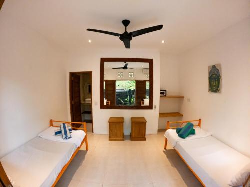 מיטה או מיטות בחדר ב-3 Monkeys Lembongan Accommodation & Bar