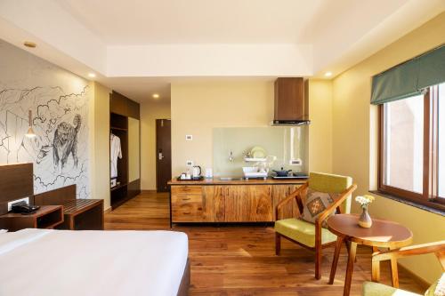 Zimmer mit einem Bett und einer Küche in der Unterkunft Atisha Hotel in Kathmandu
