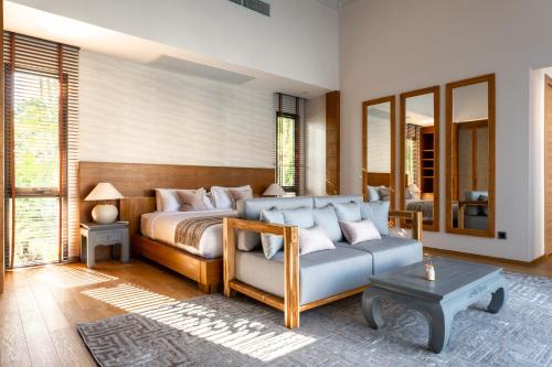 Prostor za sedenje u objektu Breathtaking 4-Bedroom Villa near BangTao beach