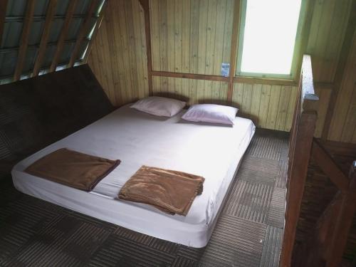 Säng eller sängar i ett rum på Cottage Saung Suluh