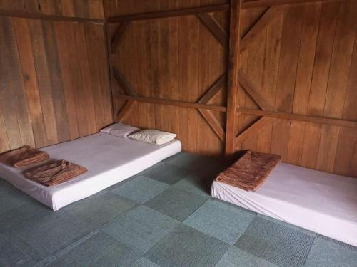 Säng eller sängar i ett rum på Cottage Saung Suluh