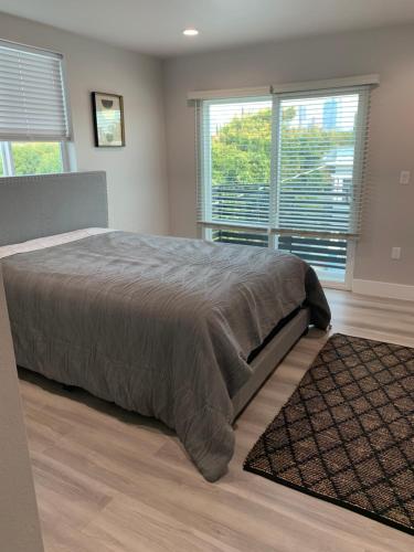 Säng eller sängar i ett rum på PRIVATE ROOM IN NEW APPARTMENT WITH FULL BATH