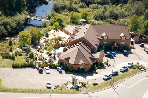 an aerial view of a large house with a parking lot at Hotel Alila in Saint-Sauveur-des-Monts