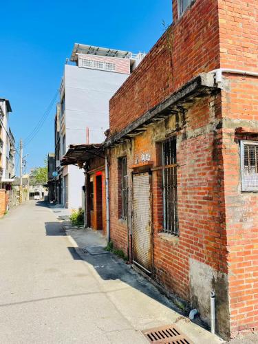 an old brick building on the side of a street at N-square Hostel 任意宿背包客棧 in Yuanli