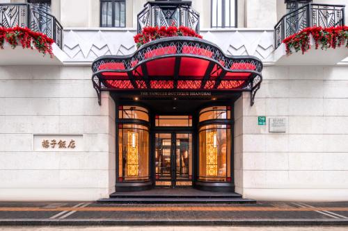 uma fachada de um edifício com um banco vermelho em The Yangtze Boutique Shanghai - Free minibar for the first round of the day em Xangai