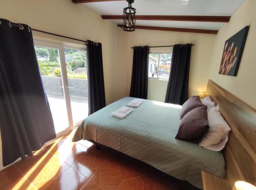 巴尼奧斯的住宿－Rooftop "Montalvo"，一间卧室设有一张床和一个大窗户