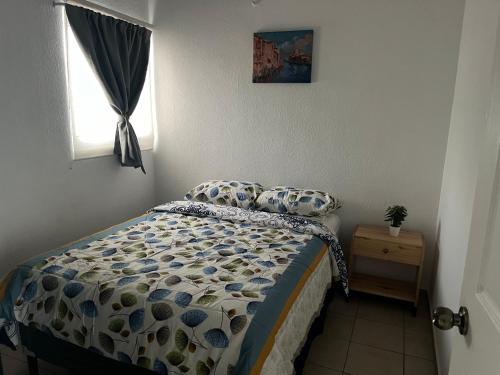En eller flere senge i et værelse på Casa de Primavera con Jacuzzi - Santa Ana