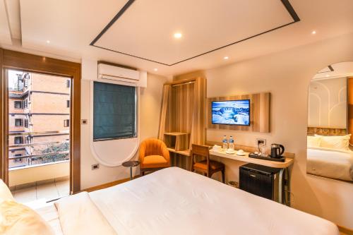 ein Hotelzimmer mit einem Bett und einem Schreibtisch in der Unterkunft Ananta Home in Kathmandu