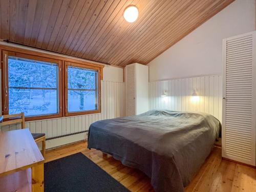 - une chambre avec un lit et 2 fenêtres dans l'établissement Spacious 2BD and Balcony apartment by the lake, free wifi, à Ruka