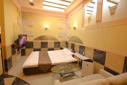 a hospital room with a bed and a table at 水戸PARCO in Mito