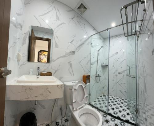 フーコックにあるMộc Lâm Homestayのバスルーム(トイレ、洗面台、シャワー付)