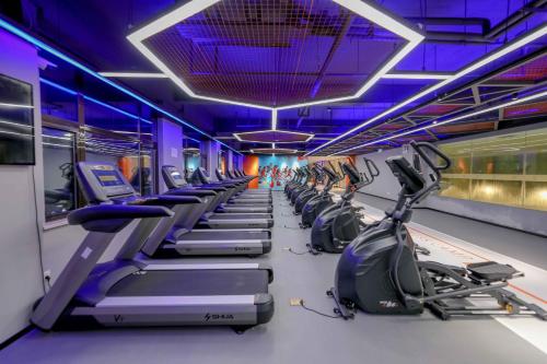 Das Fitnesscenter und/oder die Fitnesseinrichtungen in der Unterkunft Lv Shou Hotel