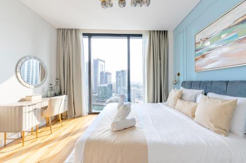 Address Beach Residences في دبي: غرفة نوم مع سرير مع دمية دب عليها