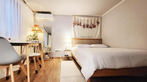 um quarto com uma cama e uma secretária. em New Corestay # Edae Stn 2min 2R 2F # near Hongdae em Seul