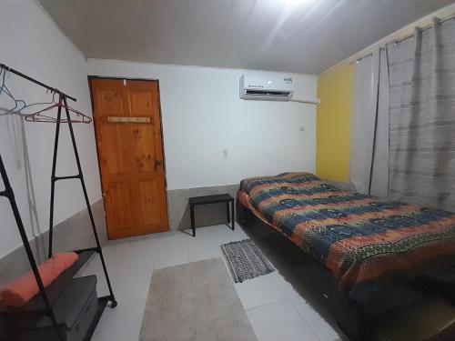 Un dormitorio con una cama y una escalera. en Stay-ya, Diplo's Street, en Puerto Limón