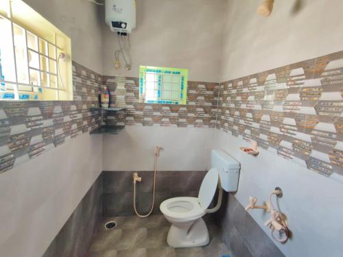 حمام في luxury home in Vadavalli