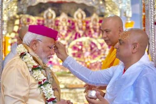 Um homem com um cardeal na cabeça e três outros homens. em Mithila Culture Janakpurdham Homestay em Janakpur