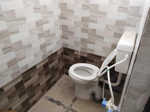 A bathroom at OYO Neelkanth Hotel & OYO Rooms