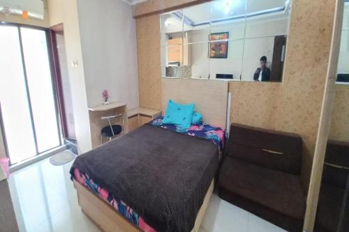 Een bed of bedden in een kamer bij OYO 93480 Apartement Gateway Cicadas By Kelola Room