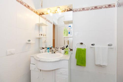 Ένα μπάνιο στο Costa del Silencio Apartment