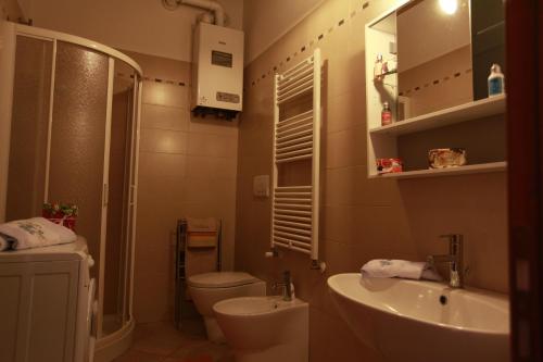 a bathroom with a toilet and a sink at Borgo Rosia Holiday House in Rosia