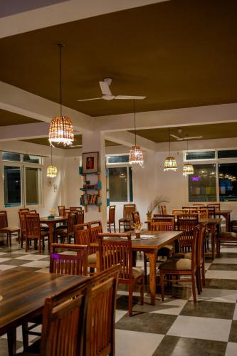 Un restaurante o sitio para comer en Chokling ArtHouse - The Treasure of Himalayas