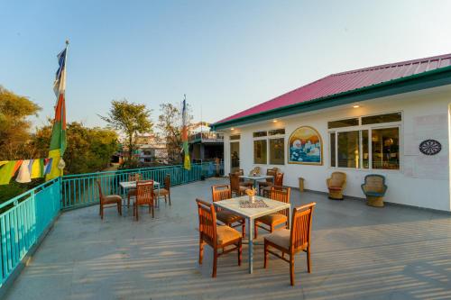 Un restaurante o sitio para comer en Chokling ArtHouse - The Treasure of Himalayas