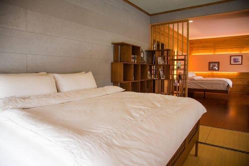 a bedroom with a large white bed in a room at 快樂鼠樓中樓4-6人房 in Taitung City