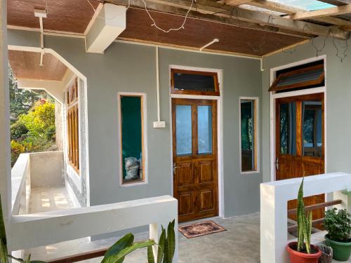 Casa con porche y puerta de entrada en Live in Nature en Darjeeling