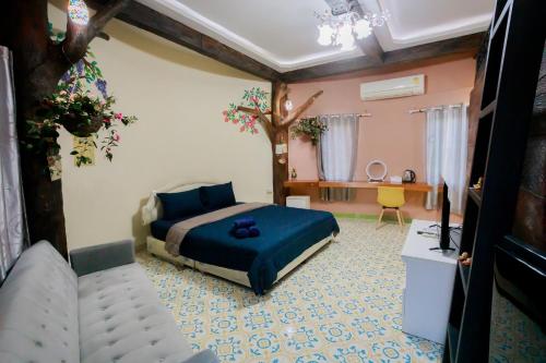 1 dormitorio con cama y escritorio. en de lamont en Ban Sathani Bandai Ma
