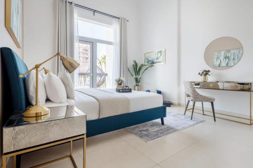 une chambre avec un lit, un bureau et une fenêtre dans l'établissement Frank Porter - Ansam Building 1 - Yas Island, à Abu Dhabi