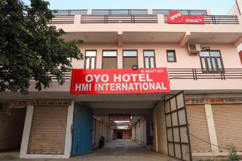 ein Hotel mit einem roten Schild an einem Gebäude in der Unterkunft Hotel O Hmi International in Meerut