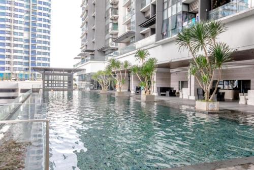una piscina en medio de un edificio en 2 Bedroom, The Elements Ampang KLCC with NETFLIX en Kuala Lumpur