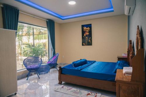 een slaapkamer met een bed en een raam bij Homestay Bến Tre in Ben Tre