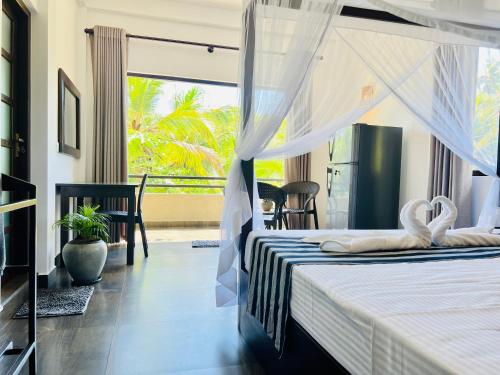 sypialnia z łóżkiem i widokiem na ocean w obiekcie Tropical Plant Villa - Tangalle w Tangalli