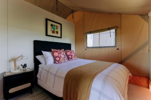 Ένα ή περισσότερα κρεβάτια σε δωμάτιο στο Villas & Vines Glamping