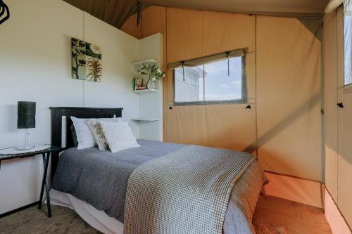 Ένα ή περισσότερα κρεβάτια σε δωμάτιο στο Villas & Vines Glamping